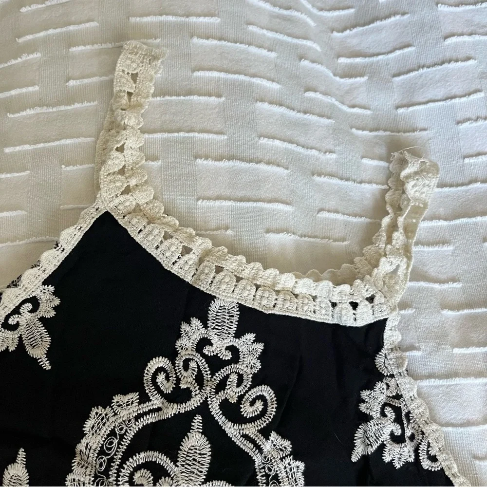 Romeo & Juliet Couture Black and Cream Lace Tank Top Size M (fits like S/M)- EUC - Picture 2 of 12